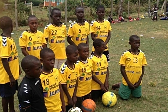 Med fotballen mot fattigdom