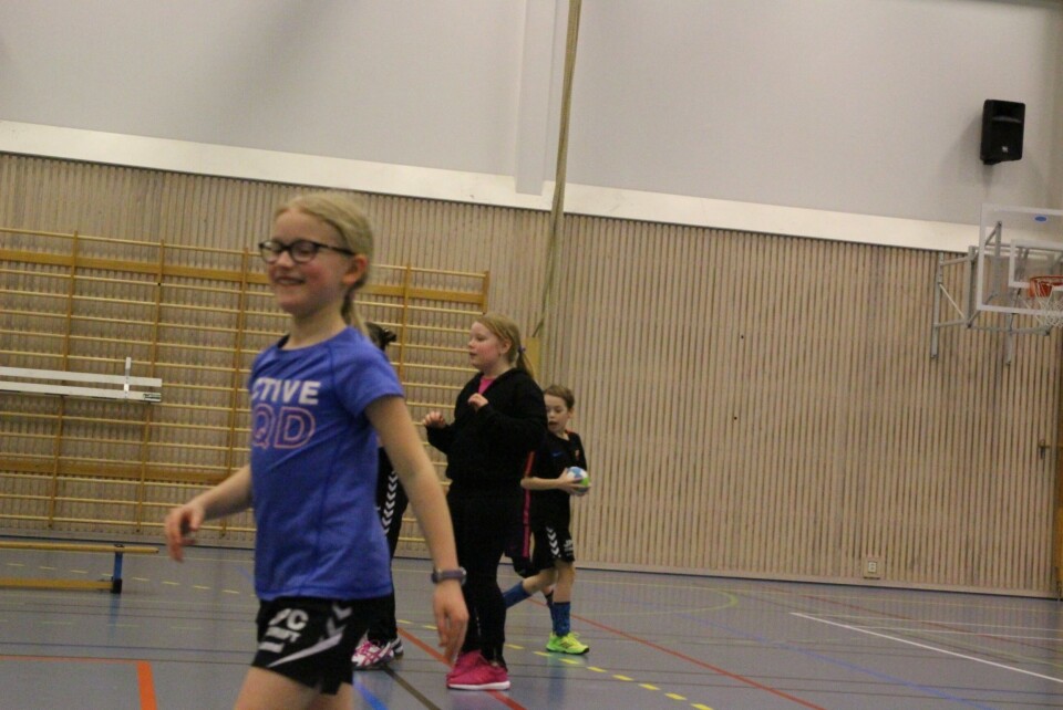 LIKER SEG GODT PÅ HÅNDBALLBANEN: Strålende fornøyd med seg selv etter å ha satt inn ballen i mål! LIKER SEG GODT PÅ HÅNDBALLBANEN: Strålende fornøyd med seg selv etter å ha satt inn ballen i mål!