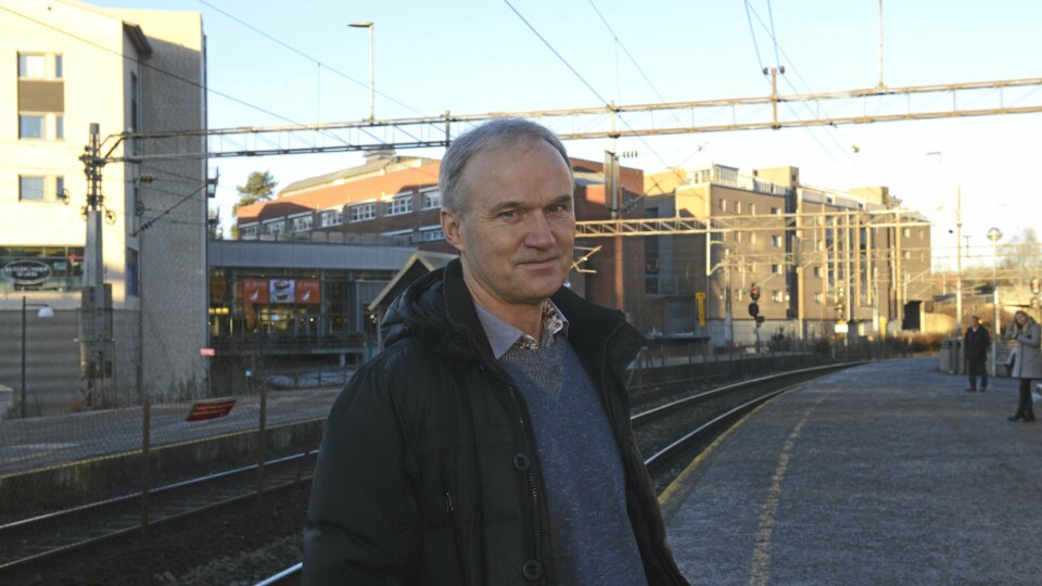 NSB UTE I HARDT VÆR: NSB-sjef Geir Isaksen fra Oppegård innrømmer i et intervju med Aftenposten av konsernets nedbemanning har ført til store utfordringer. NSB UTE I HARDT VÆR: NSB-sjef Geir Isaksen fra Oppegård innrømmer i et intervju med Aftenposten av konsernets nedbemanning har ført til store utfordringer.