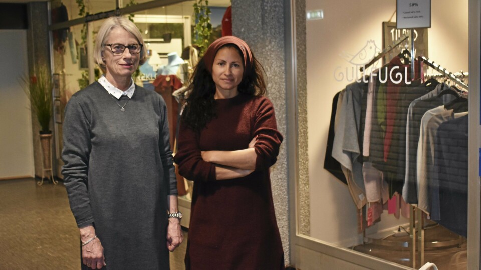 TRIPPELT BREKK: Elisabeth Gullner og Evy Reimers Arnestad hadde innbrudd i sine forretninger natt til lørdag 24. februar. Tyvene kom seg til andre etasje i Sentrumsbygget, og stjal fra klesbutikken Gullfugl, klokkebutikken Treklokker og PPT-tjenesten. – Veldig ubehagelig, sier alle tre. TRIPPELT BREKK: Elisabeth Gullner og Evy Reimers Arnestad hadde innbrudd i sine forretninger natt til lørdag 24. februar. Tyvene kom seg til andre etasje i Sentrumsbygget, og stjal fra klesbutikken Gullfugl, klokkebutikken Treklokker og PPT-tjenesten. – Veldig ubehagelig, sier alle tre.