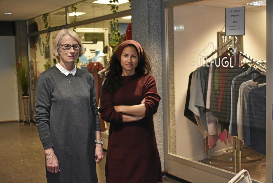 TRIPPELT BREKK: Elisabeth Gullner og Evy Reimers Arnestad hadde innbrudd i sine forretninger natt til lørdag 24. februar. Tyvene kom seg til andre etasje i Sentrumsbygget, og stjal fra klesbutikken Gullfugl, klokkebutikken Treklokker og PPT-tjenesten. – Veldig ubehagelig, sier de. TRIPPELT BREKK: Elisabeth Gullner og Evy Reimers Arnestad hadde innbrudd i sine forretninger natt til lørdag 24. februar. Tyvene kom seg til andre etasje i Sentrumsbygget, og stjal fra klesbutikken Gullfugl, klokkebutikken Treklokker og PPT-tjenesten. – Veldig ubehagelig, sier de.