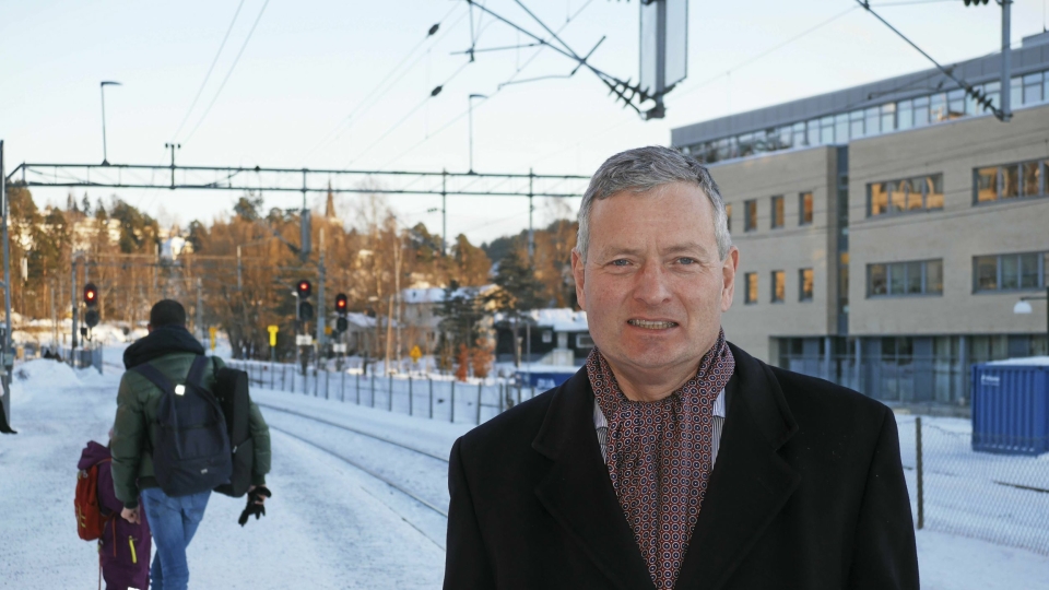 OPPGITT: Lokaltogpendler og politiker Knut Oppegaard raser mot NSB og kaller togtilbudet på Østfoldbanen skandaløst dårlig.