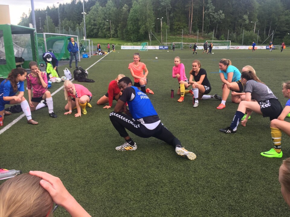 UNDER TRENING: Pascal Nije prøver å lære bort sin fotballkunnskap til OI-jentene. Han har tidligere spilt på høyt nivå i Sverige.
