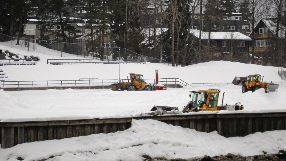HER JOBBES DET: Kommunens arbeidere jobber hardt for å få snøen fjernet og banen klar til seriestart. HER JOBBES DET: Kommunens arbeidere jobber hardt for å få snøen fjernet og banen klar til seriestart.