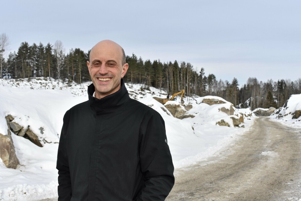 TRÆRNE BESTÅR: – Vi ønsket ikke å ta bort all skogen, og har beholdt litt granskog og noen løvtrær, sier Moe. Her står han på Skogsåsen. TRÆRNE BESTÅR: – Vi ønsket ikke å ta bort all skogen, og har beholdt litt granskog og noen løvtrær, sier Moe. Her står han på Skogsåsen.