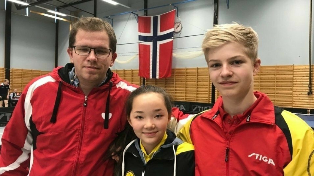 I SKUDDET: Hanna Hovden (i midten) nådde nylig helt til topps i Norges Cup finalen i bordtennis for Jenter 15.