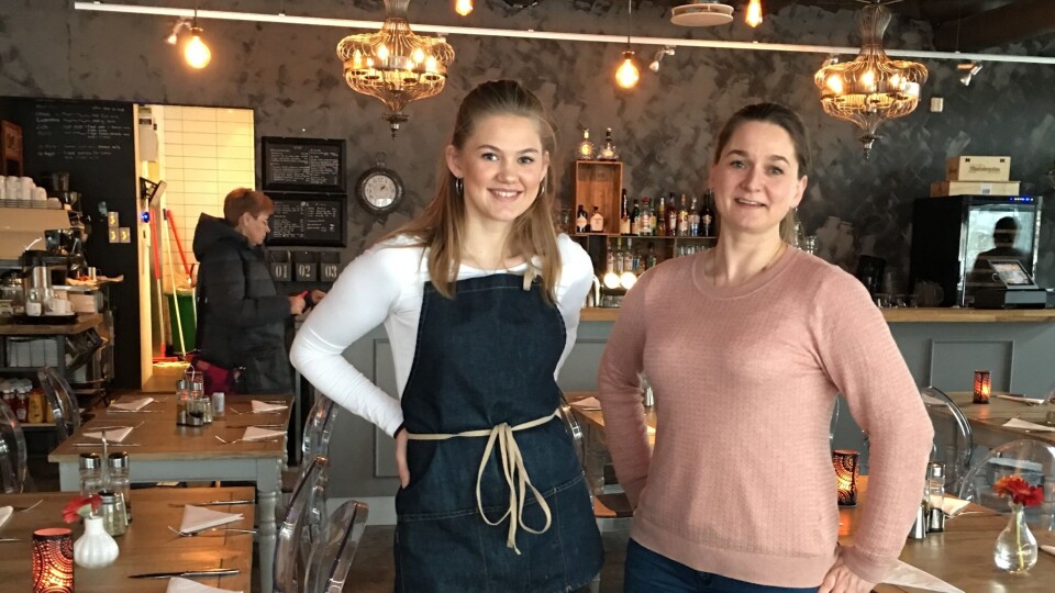 FORNØYD: Innehaver Anette Embretsen (t.h.) og datteren Marielle synes det er stas med nye lokaler, og forteller om gode tilbakemeldinger etter oppussingen. FORNØYD: Innehaver Anette Embretsen (t.h.) og datteren Marielle synes det er stas med nye lokaler, og forteller om gode tilbakemeldinger etter oppussingen.