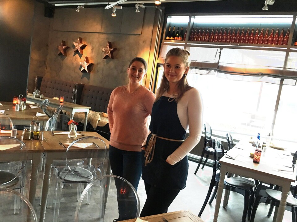 FORNØYD: Innehaver Anette Embretsen (t.v.) og datteren Marielle synes det er stas med nye lokaler, og forteller om gode tilbakemeldinger etter oppussingen. FORNØYD: Innehaver Anette Embretsen (t.v.) og datteren Marielle synes det er stas med nye lokaler, og forteller om gode tilbakemeldinger etter oppussingen.