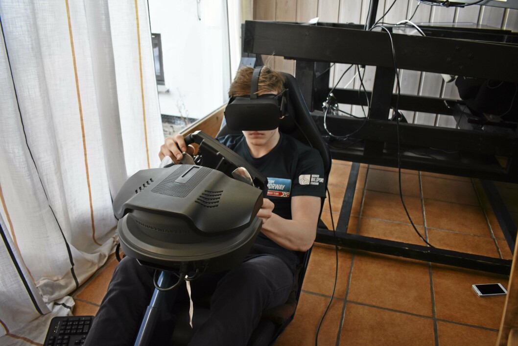 SIMULATOR: Her øver han hver eneste dag, i stolen som er i akkurat samme stilling som en ekte racer-stol, og med VR-briller. SIMULATOR: Her øver han hver eneste dag, i stolen som er i akkurat samme stilling som en ekte racer-stol, og med VR-briller.