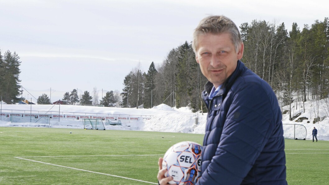 GLEDER SEG TIL VÅREN: Det begynner å se lysere ut, men det er store mengder snø og utfordringer med is som påvirker årets fotballsesong. Einar Engedahl i Kolbotn Kvinnefotball håper på varmere vær, men påpeker at laget gjør alt de kan for å gi et adekvat tilbud, selv om Kong Vinter stadig setter dem på prøve. GLEDER SEG TIL VÅREN: Det begynner å se lysere ut, men det er store mengder snø og utfordringer med is som påvirker årets fotballsesong. Einar Engedahl i Kolbotn Kvinnefotball håper på varmere vær, men påpeker at laget gjør alt de kan for å gi et adekvat tilbud, selv om Kong Vinter stadig setter dem på prøve.