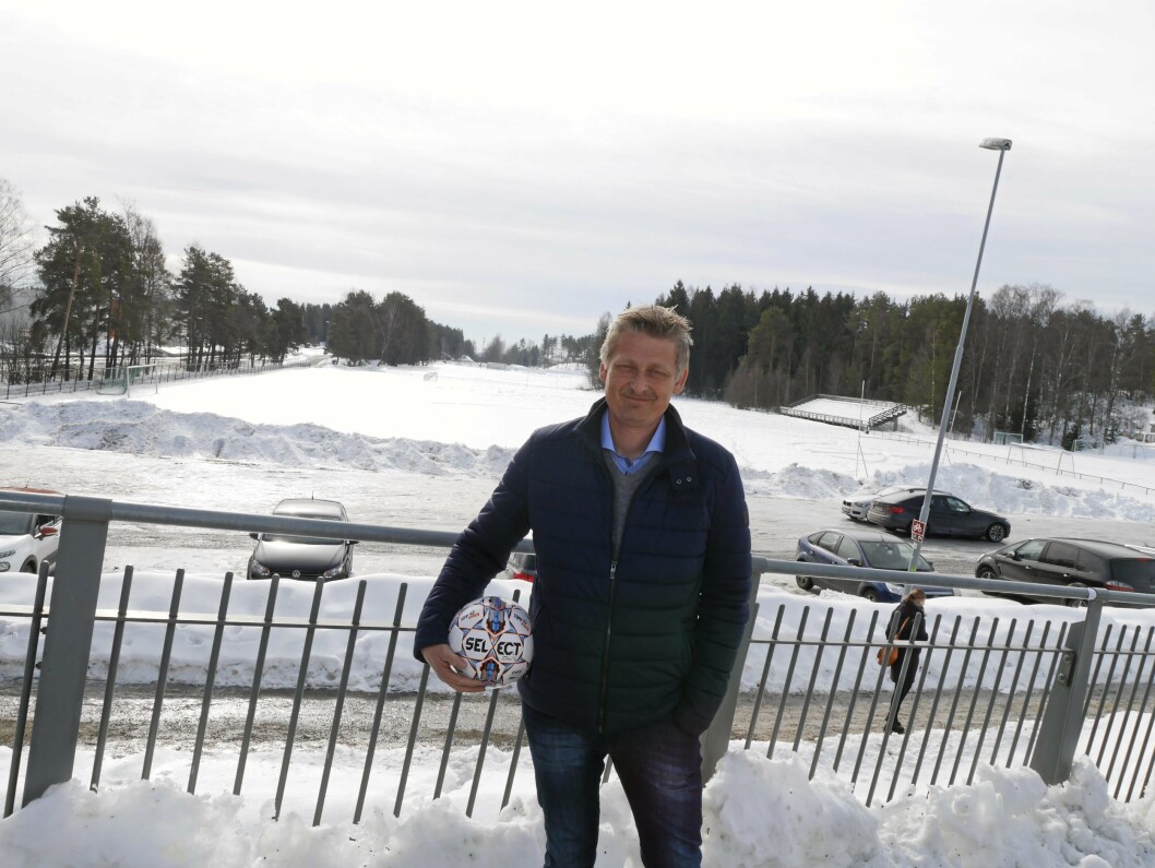 GLEDER SEG TIL VÅREN: Det begynner å se lysere ut, men det er store mengder snø og utfordringer med is som påvirker årets fotballsesong. Einar Engedahl i Kolbotn Kvinnefotball håper på varmere vær, men påpeker at laget gjør alt de kan for å gi et adekvat tilbud, selv om Kong Vinter stadig setter dem på prøve. GLEDER SEG TIL VÅREN: Det begynner å se lysere ut, men det er store mengder snø og utfordringer med is som påvirker årets fotballsesong. Einar Engedahl i Kolbotn Kvinnefotball håper på varmere vær, men påpeker at laget gjør alt de kan for å gi et adekvat tilbud, selv om Kong Vinter stadig setter dem på prøve.