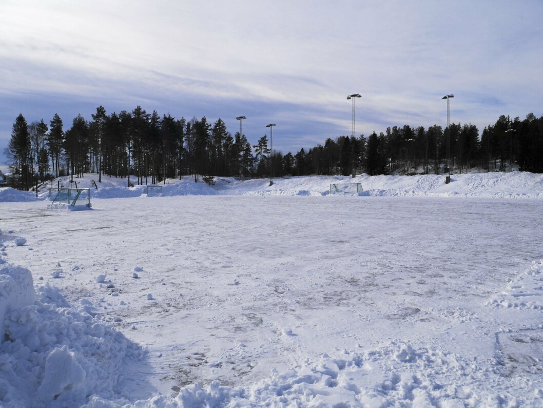 JOBBER PÅ: Grusbanene skal klargjøres for spill enn så lenge i påvente av at snøen og kulden skal forsvinne. JOBBER PÅ: Grusbanene skal klargjøres for spill enn så lenge i påvente av at snøen og kulden skal forsvinne.