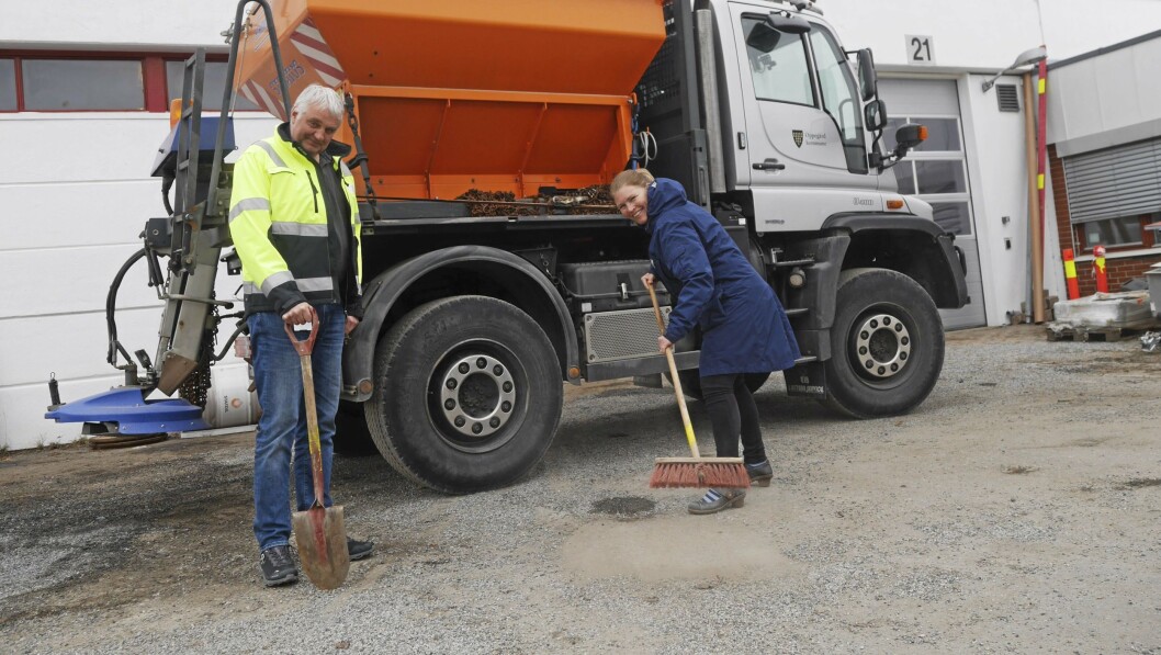 KLARE FOR VÅR: Virksomhetsleder Heidi Tomten (t.h.) og driftssjef Kay Pedersen i UTE i Oppegård kommune gleder seg til vårlige veier og til å spa våren frem for alvor. KLARE FOR VÅR: Virksomhetsleder Heidi Tomten (t.h.) og driftssjef Kay Pedersen i UTE i Oppegård kommune gleder seg til vårlige veier og til å spa våren frem for alvor.