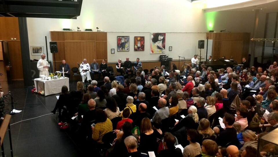 FOLKSOMT: Det var stinn brakke i Kolben under fellesgudstjenesten denne helgen. Prest Anders Johansen holdt i tømmene fra alteret i kulturhuset vårt. FOLKSOMT: Det var stinn brakke i Kolben under fellesgudstjenesten denne helgen. Prest Anders Johansen holdt i tømmene fra alteret i kulturhuset vårt.
