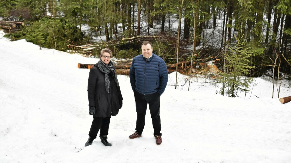 KLARE FOR FRILUFTSSAMARBEID: Ordfører Hanne Opdan (A) i Ski og ordfører Thomas Sjøvold i Oppegård er klare for å koble sammen lysløypenettet i det som blir morgendagens Nordre Follo kommune. KLARE FOR FRILUFTSSAMARBEID: Ordfører Hanne Opdan (A) i Ski og ordfører Thomas Sjøvold i Oppegård er klare for å koble sammen lysløypenettet i det som blir morgendagens Nordre Follo kommune.