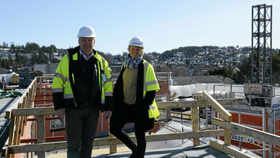 HELT PÅ TOPP: Byggherre Lars Gravermoen og eiendomsmegler, Tone Vørrang, viser stolt frem både fremdrift og utsikt fra toppen på Kantor Terrasse. HELT PÅ TOPP: Byggherre Lars Gravermoen og eiendomsmegler, Tone Vørrang, viser stolt frem både fremdrift og utsikt fra toppen på Kantor Terrasse.