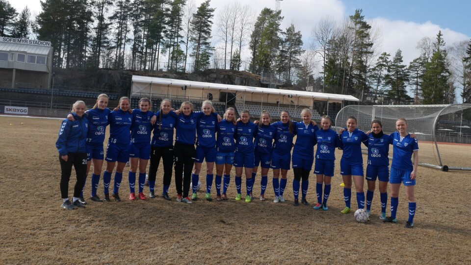 SPILLEKLART: Det er ikke akkurat dørmmeforhold på Sofiemyr stadion, men det blir match til helgen mellom Kolbotn og Lyn i toppserien. I dag trente jentene på banen for første gang denne sesongen. SPILLEKLART: Det er ikke akkurat dørmmeforhold på Sofiemyr stadion, men det blir match til helgen mellom Kolbotn og Lyn i toppserien. I dag trente jentene på banen for første gang denne sesongen.