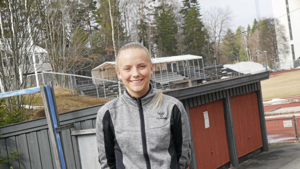 GLEDER SEG: Tirsdag denne uken tråkket Kolbotns toppserielag ut på banen for første gang for å prøve «gresset» på Sofiemyr. Mye spenning er knyttet til årets første hjemmekamp. Tone Bettina Pirisi gleder seg! GLEDER SEG: Tirsdag denne uken tråkket Kolbotns toppserielag ut på banen for første gang for å prøve «gresset» på Sofiemyr. Mye spenning er knyttet til årets første hjemmekamp. Tone Bettina Pirisi gleder seg!