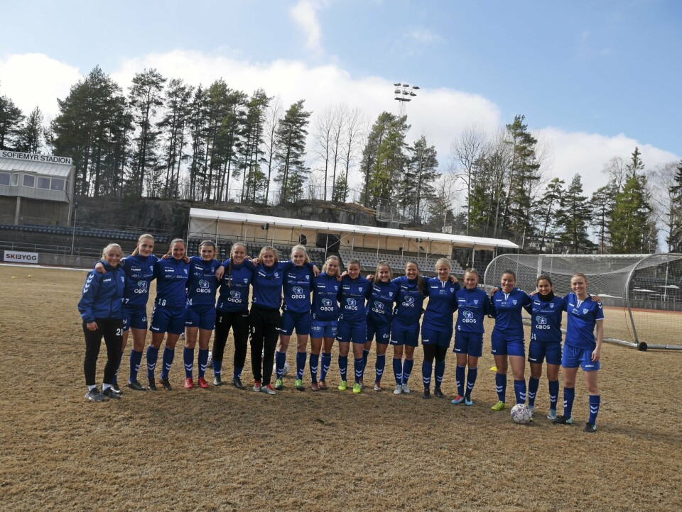 KLARE FOR MATCH: Kolbotn-damene er klare for å rocke Sofiemyr stadion.Bak fra venstre: Marit Bratberg Lund, Julie Hoff Klæboe, Aurora Watten Mikalsen, Ina Gausdal, Nora Eide Lie, Sigrid Heien Hansen, Maja Nordahl, Marianne Øvstaas Sandnes, Anja Rasmussen, Maren Hauge Johansen Foran fra venstre: Tone Bettina Pirisi, Tonje Pedersen, Ingrid Rokke Elvebakken, Naomi Griffin, My Haugland Sørsdahl, Sara Idris. KLARE FOR MATCH: Kolbotn-damene er klare for å rocke Sofiemyr stadion.Bak fra venstre: Marit Bratberg Lund, Julie Hoff Klæboe, Aurora Watten Mikalsen, Ina Gausdal, Nora Eide Lie, Sigrid Heien Hansen, Maja Nordahl, Marianne Øvstaas Sandnes, Anja Rasmussen, Maren Hauge Johansen Foran fra venstre: Tone Bettina Pirisi, Tonje Pedersen, Ingrid Rokke Elvebakken, Naomi Griffin, My Haugland Sørsdahl, Sara Idris.