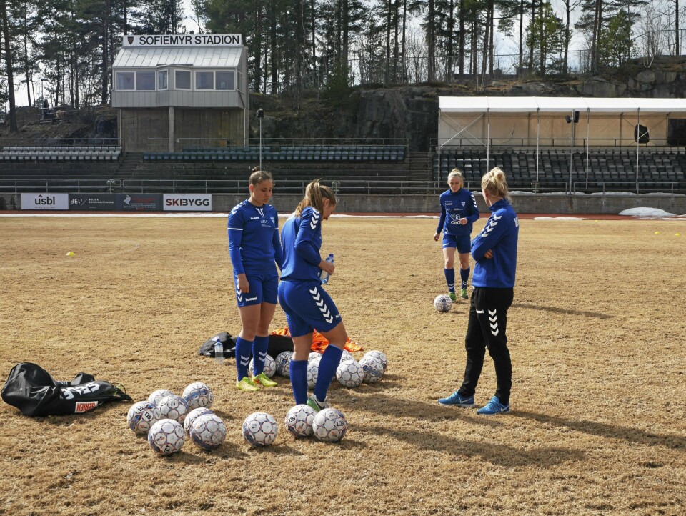 TESTER STADION: Gresset er ikke alltid grønt, ei heller på fotballbanen. TESTER STADION: Gresset er ikke alltid grønt, ei heller på fotballbanen.