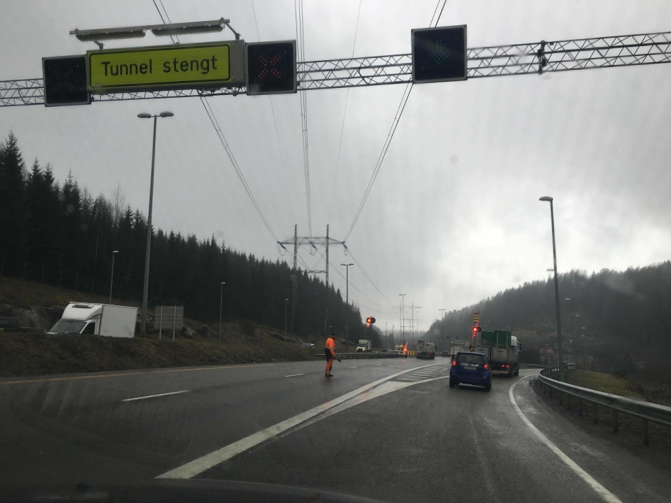 OMKJØRING: Trafikkulykke i Nøstvedttunnelen mandag 23. april. Omkjøring er via Assurdalen.
