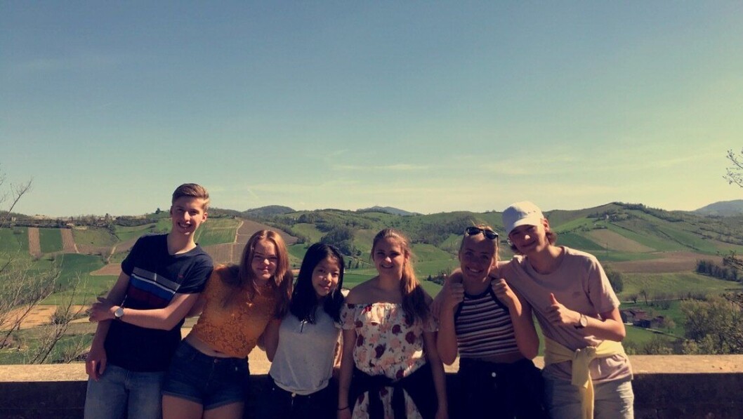 ITALIA: Her er de seks elevene på omvisning i gamlebyen Castell'Arquato. Fra venstre: Christian Thømte (16), Sunniva Jorde Hellebø (16), Synne Wu Kofoed (15), Maren Navestad (16), Eiril Isacshen (14) og Tobias Dilling Gomo (15). ITALIA: Her er de seks elevene på omvisning i gamlebyen Castell'Arquato. Fra venstre: Christian Thømte (16), Sunniva Jorde Hellebø (16), Synne Wu Kofoed (15), Maren Navestad (16), Eiril Isacshen (14) og Tobias Dilling Gomo (15).