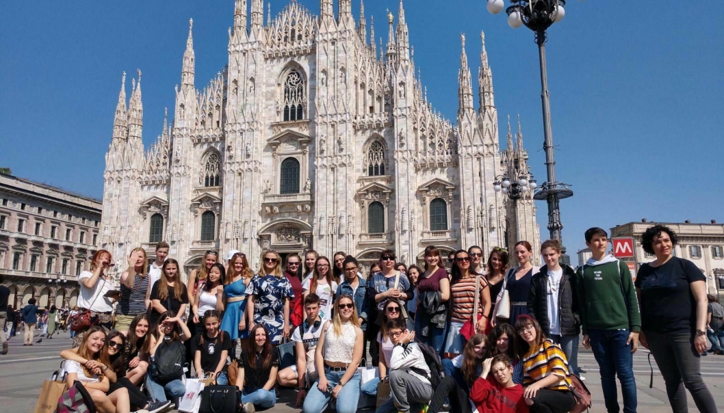 MILANO: Her er alle deltagerne på Erasmus+- prosjektet avbildet foran den svært kjente katedralen "Duomo di Milano". Katedralen gjorde et sterkt inntrykk på elevene.
