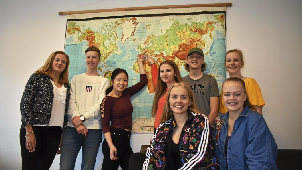 MINNER FOR LIVET: Denne gjengen dro sammen ned til Italia i uke 16 for å lære om andre kulturer. For italienerne presenterte de et prosjekt de har jobbet med noen uker, hvor de har samlet inn nordmenns holdninger til flyktninger. Til venstre står lærer Mari Strøm, og helt til høyre står lærer Cecilie Indrebø. I mellom er elever fra 8.-10. trinn på Ingieråsen skole som tar valgfaget Internasjonalt samarbeid. MINNER FOR LIVET: Denne gjengen dro sammen ned til Italia i uke 16 for å lære om andre kulturer. For italienerne presenterte de et prosjekt de har jobbet med noen uker, hvor de har samlet inn nordmenns holdninger til flyktninger. Til venstre står lærer Mari Strøm, og helt til høyre står lærer Cecilie Indrebø. I mellom er elever fra 8.-10. trinn på Ingieråsen skole som tar valgfaget Internasjonalt samarbeid.