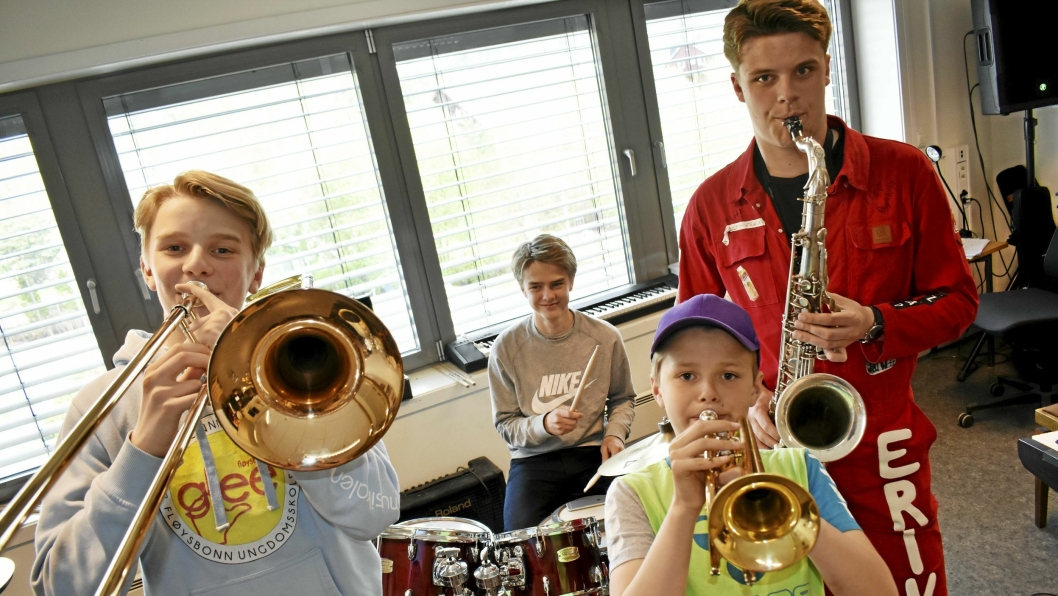 FULLT TRØKK: Denne gjengen er brødre, alle mann! Fra venstre står Kristian (14) på trombone, Anders (15) på slagverk, Eskil (10) på kornett/trompet, og Erik (19) på saksofon.  De øver én gang i uken med korpset, i tillegg til at de tar musikktimer på kulturskolen i 3. etasje i Kolben. – Jeg ble inspirert da jeg så at dirigenten vår spilte trombone, så da ville jeg også prøve det, sier Kristian. – Heldigvis har du lange armer, kommer det fra brødrene.