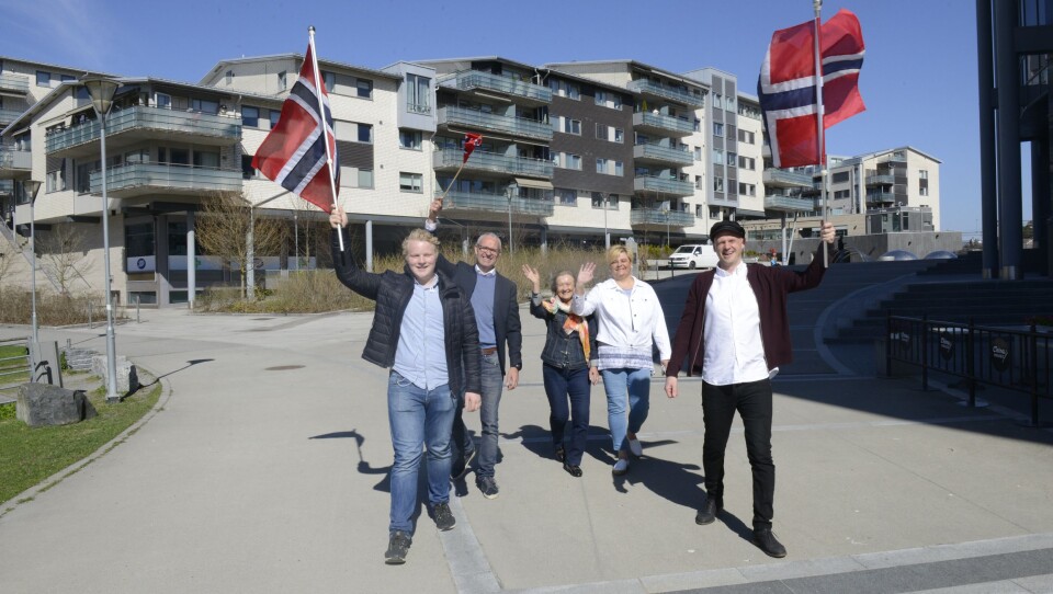 17.MAI KOMITEEN: 17.mai komiteen er klare for nasjonaldagen. Her representert av (foran f.v) Herman Felix Brustad (Ungdomsrådets representant) Tore Gjedrem (Kolben). (Bak f.v) Ingar Pedersen, Lone Schrøder, (Kolben) og Marit Bortelid. Mæland (H) og