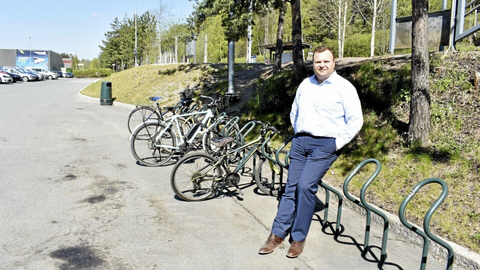 RAMMETILLATELSE I BOKS: – Vi ønsker sykkelhotellet etablert så raskt som mulig, men kan ikke gi noe nøyaktig svar før økonomien er endelig avklart, sier ordfører Thomas Sjøvold. Kommunen har fått rammetillatelse, men prosjektet ble mer kostbart enn først antatt. Nøyaktig hvor det blir, er heller ikke avklart, og her står Sjøvold ved Rosenholm stasjon. På andre siden av Rosenholmveien leies den kommunale tomten nå ut til Unibuss. RAMMETILLATELSE I BOKS: – Vi ønsker sykkelhotellet etablert så raskt som mulig, men kan ikke gi noe nøyaktig svar før økonomien er endelig avklart, sier ordfører Thomas Sjøvold. Kommunen har fått rammetillatelse, men prosjektet ble mer kostbart enn først antatt. Nøyaktig hvor det blir, er heller ikke avklart, og her står Sjøvold ved Rosenholm stasjon. På andre siden av Rosenholmveien leies den kommunale tomten nå ut til Unibuss.