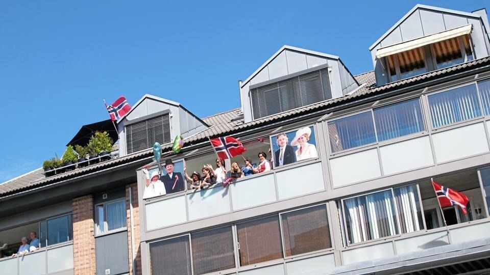 HURRA: Her er Erik Aasen, kona Ingebjørg Ruud og resten av familien på balkongen i 3. etasje i Strandliveien 10 - med «besøk» av kongefamilien, som de har limt på utsiden av balkongen. HURRA: Her er Erik Aasen, kona Ingebjørg Ruud og resten av familien på balkongen i 3. etasje i Strandliveien 10 - med «besøk» av kongefamilien, som de har limt på utsiden av balkongen.
