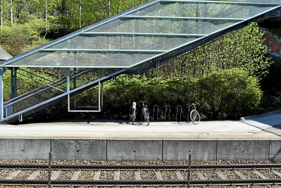 SYKKELPARKERING: Noen har syklet til toget, og tatt jernbanen derfra. SYKKELPARKERING: Noen har syklet til toget, og tatt jernbanen derfra.