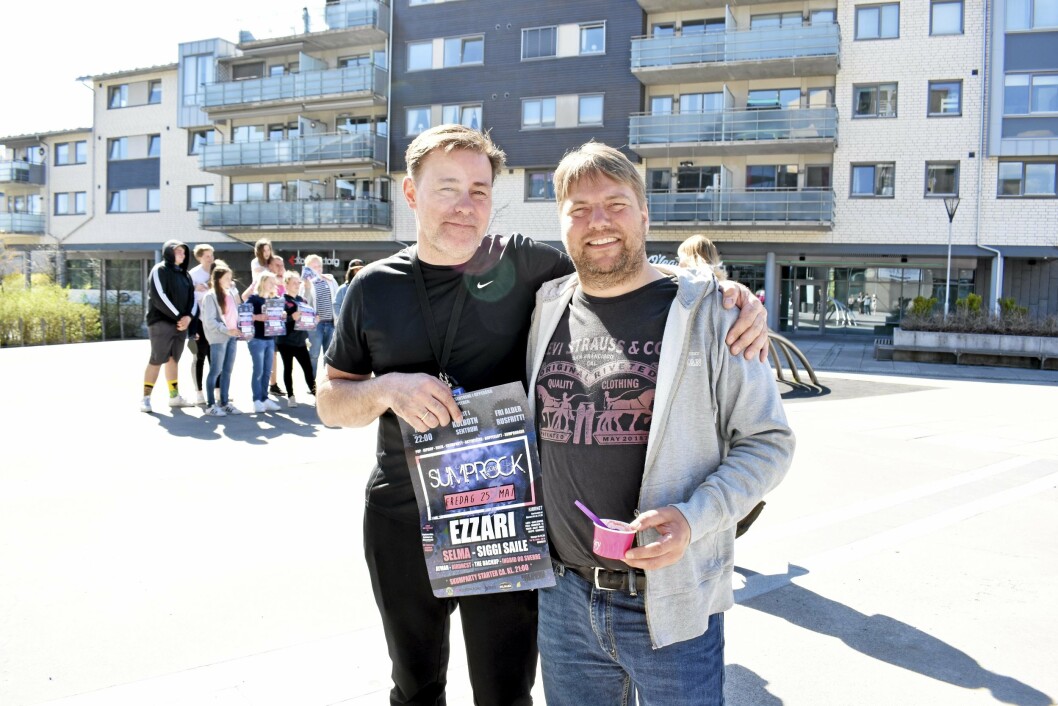 HJELPER TIL: Av og til må det veiledning til fra de voksne. Her er miljøarbeider Hans Bagøien og leder av Vassbonn fritidssenter, Christian Lund. HJELPER TIL: Av og til må det veiledning til fra de voksne. Her er miljøarbeider Hans Bagøien og leder av Vassbonn fritidssenter, Christian Lund.