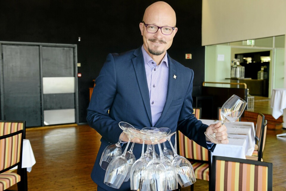 DRØMMEJOBB: Bård Kråkevik er dreven i bransjen, og har ingen problemer med å få dekket bordene til perfeksjon. I flere år har han vært fascinert av stedet, nå er det endelig «hans». DRØMMEJOBB: Bård Kråkevik er dreven i bransjen, og har ingen problemer med å få dekket bordene til perfeksjon. I flere år har han vært fascinert av stedet, nå er det endelig «hans».