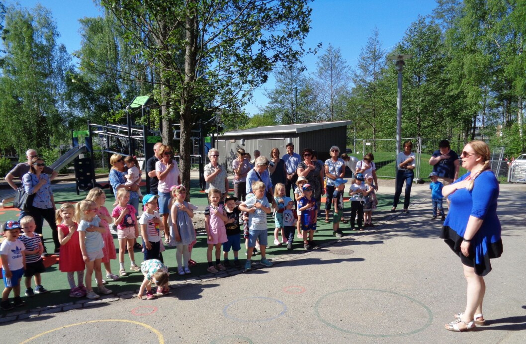 NASJONALSANGEN: Barna synger Ja, vi elsker av full hals. NASJONALSANGEN: Barna synger Ja, vi elsker av full hals.
