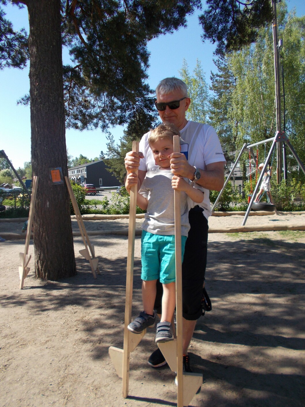 GODT Å HA EN BESTEFAR: Johannes Finsberg får hjelp av bestefar til å manøvrere styltene. GODT Å HA EN BESTEFAR: Johannes Finsberg får hjelp av bestefar til å manøvrere styltene.