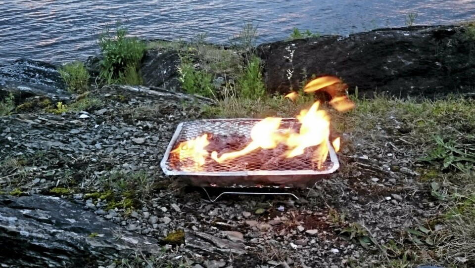 VERSTINGEN: Engangsgrillen gjør bakken under så varm at det kan tennes i ettertid, selv om grillen er slukket. VERSTINGEN: Engangsgrillen gjør bakken under så varm at det kan tennes i ettertid, selv om grillen er slukket.