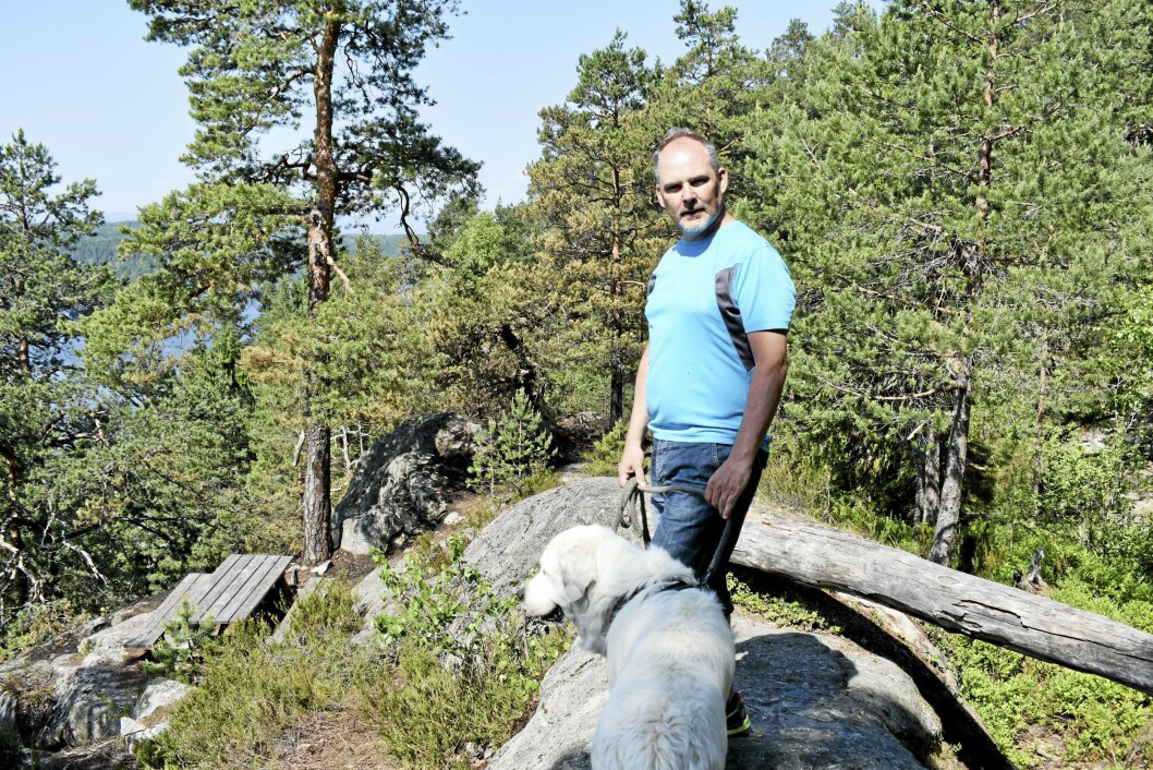 MYRVOLL: Sindre Norderhaug med hunden Kasper går ofte tur her, og viser oss hvor det brant. Bakken bak ham ser ut som skygge fra trærne, men det er svidd mark. MYRVOLL: Sindre Norderhaug med hunden Kasper går ofte tur her, og viser oss hvor det brant. Bakken bak ham ser ut som skygge fra trærne, men det er svidd mark.