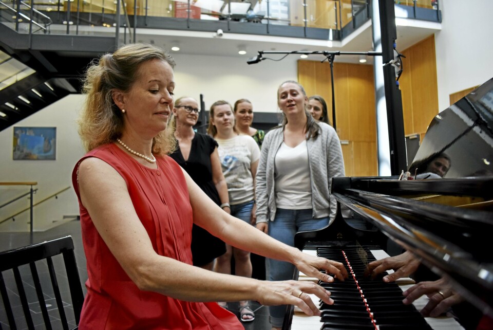 TRYLLER INN SOMMEREN: Liv Ragnhild S. Torneberg spiller «Bella Notte» fra Lady og Landstrykeren, men i forestillingen sitter Lady alene og ender opp med å finne noen via Tinder. TRYLLER INN SOMMEREN: Liv Ragnhild S. Torneberg spiller «Bella Notte» fra Lady og Landstrykeren, men i forestillingen sitter Lady alene og ender opp med å finne noen via Tinder.