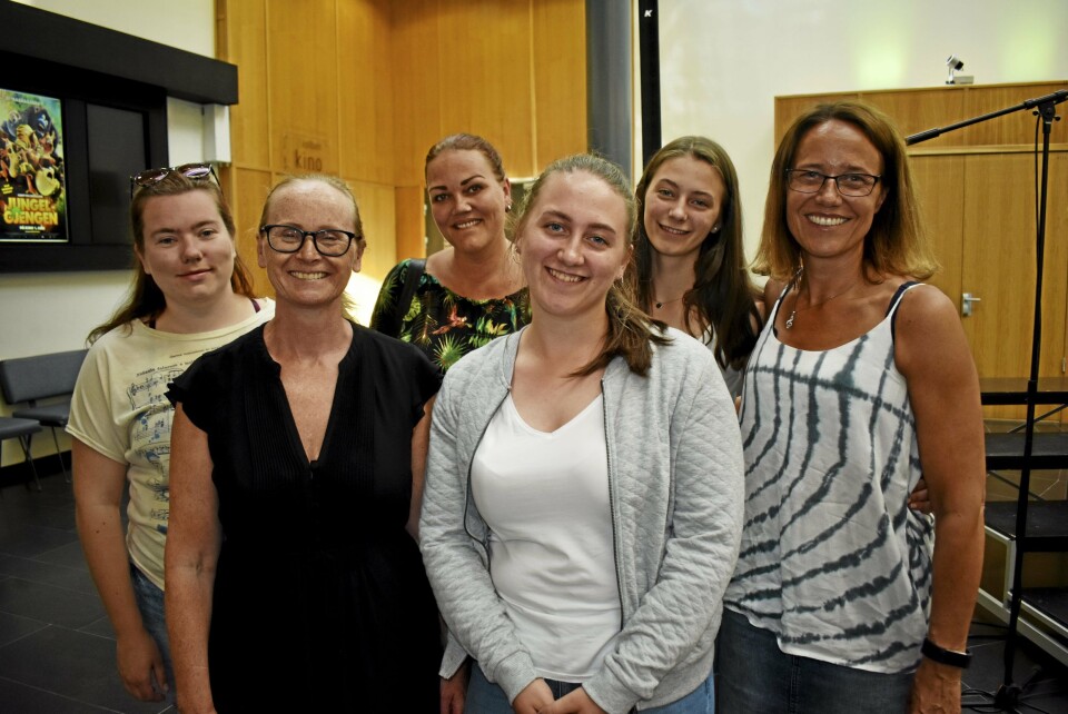 SKAL UNDERHOLDE: Fra venstre har du: Kamilla Skallerud, Heidi Melby Lyseggen, Tina Reiner Vestli, Kari Løkkevik Haugom, Anne Løkkevik Haugom og Aina Lauvik. De gleder seg til å synge, danse og spille for deg neste helg! SKAL UNDERHOLDE: Fra venstre har du: Kamilla Skallerud, Heidi Melby Lyseggen, Tina Reiner Vestli, Kari Løkkevik Haugom, Anne Løkkevik Haugom og Aina Lauvik. De gleder seg til å synge, danse og spille for deg neste helg!