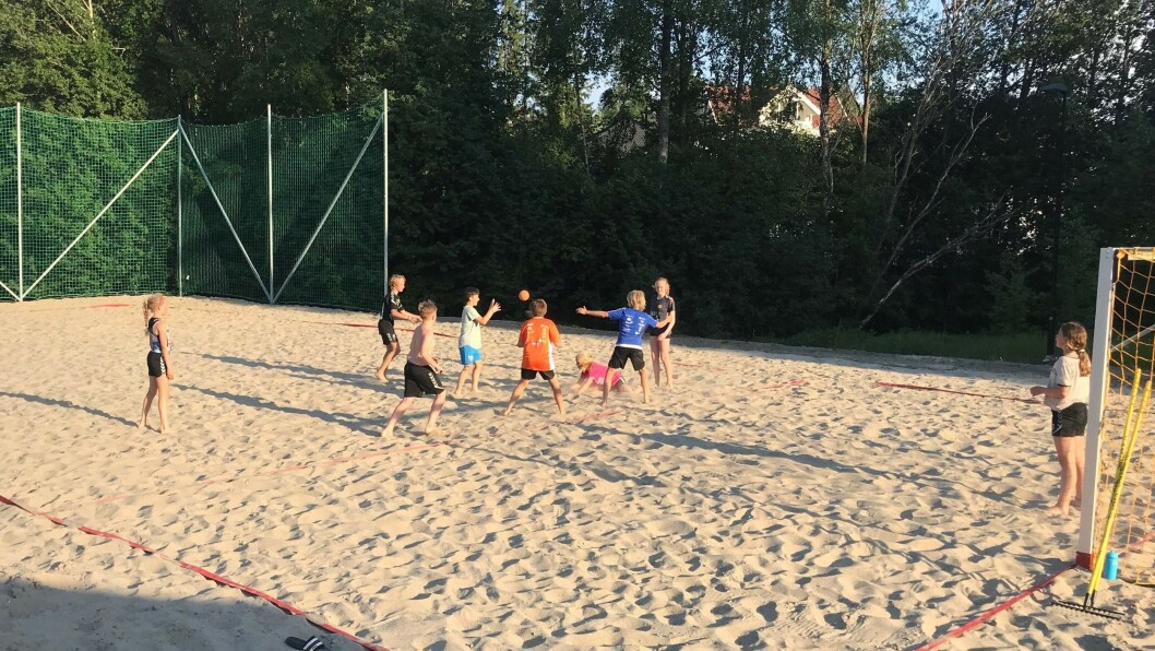 HÅNDBALL PÅ «BEACHEN»: Den nye beachhåndballbanen er allerede i flittig bruk. HÅNDBALL PÅ «BEACHEN»: Den nye beachhåndballbanen er allerede i flittig bruk.