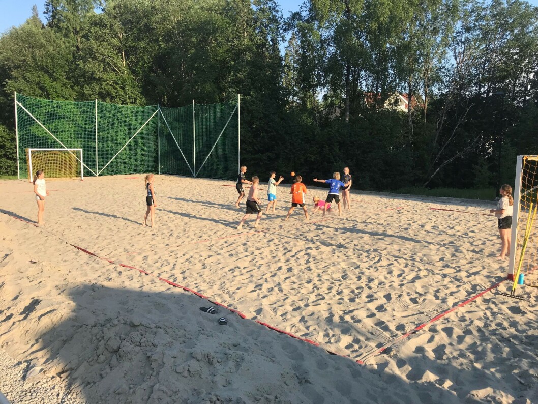 HÅNDBALL PÅ «BEACHEN»: Den nye beachhåndballbanen er allerede i flittig bruk. HÅNDBALL PÅ «BEACHEN»: Den nye beachhåndballbanen er allerede i flittig bruk.
