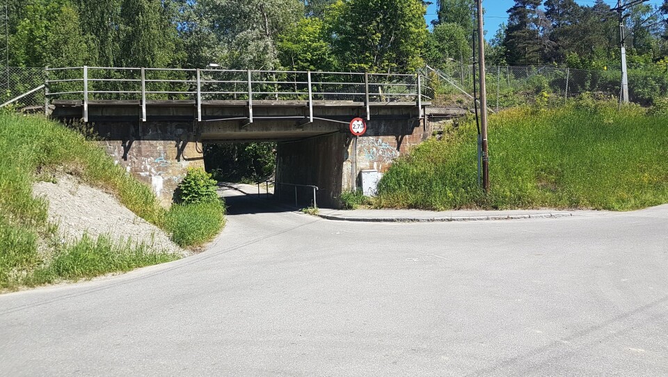FRA 2,7 TIL 4,1 METER: Dagens kulvert i Theodor Hansens vei skal utvides. Totalhøyden vil bli endret fra dagens 2,7 meter til 4,1 meter. Nord for krysset i Solbråtanveien og Theodor Hansens vei vil veien senkes for å ivareta gode overganger til senket kulvert. FRA 2,7 TIL 4,1 METER: Dagens kulvert i Theodor Hansens vei skal utvides. Totalhøyden vil bli endret fra dagens 2,7 meter til 4,1 meter. Nord for krysset i Solbråtanveien og Theodor Hansens vei vil veien senkes for å ivareta gode overganger til senket kulvert.