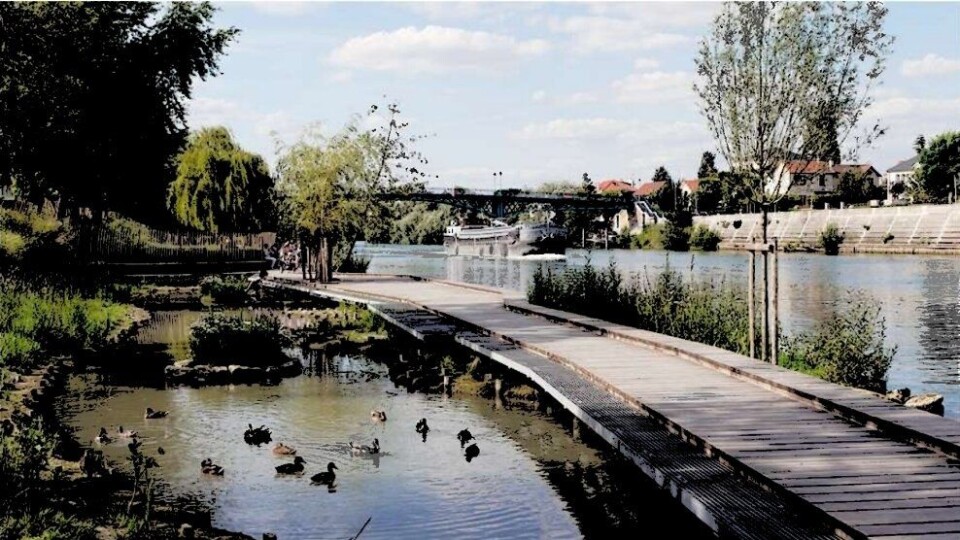 FLYTEBRYGGE: En slik flytebrygge kan etableres i Veslebukta. På bildet ser du referanseprosjektet Perreux River Banks i Frankrike. FLYTEBRYGGE: En slik flytebrygge kan etableres i Veslebukta. På bildet ser du referanseprosjektet Perreux River Banks i Frankrike.