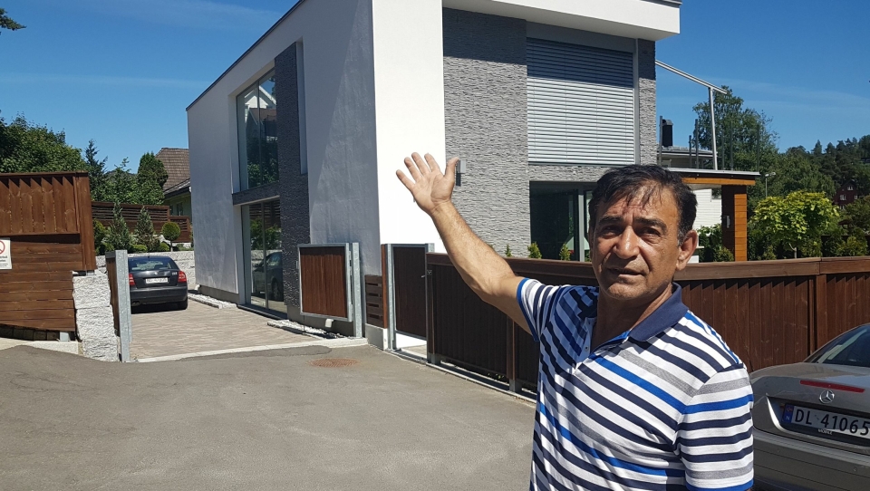 – FELTET MÅ UTVIKLES HELHETLIG: Faramarz Zakaryaie (61) sier utbyggeren ikke har kontaktet dem. For seks år siden kjøpte han tomten på 630 kvadratmeter i Båtsleppa og bygget et flott hus. Nå risikerer han å få et rekkehus på flere etasjer som nabo.