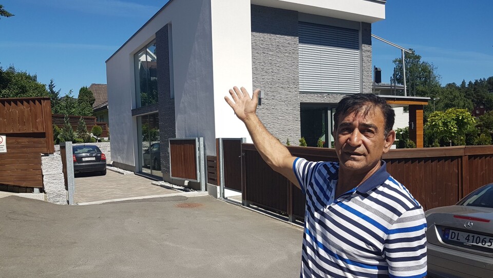 – FELTET MÅ UTVIKLES HELHETLIG: Faramarz Zakaryaie (61) sier utbyggeren ikke har kontaktet dem. For seks år siden kjøpte han tomten på 630 kvadratmeter i Båtsleppa og bygget et flott hus. Nå risikerer han å få et rekkehus på flere etasjer som nabo. – FELTET MÅ UTVIKLES HELHETLIG: Faramarz Zakaryaie (61) sier utbyggeren ikke har kontaktet dem. For seks år siden kjøpte han tomten på 630 kvadratmeter i Båtsleppa og bygget et flott hus. Nå risikerer han å få et rekkehus på flere etasjer som nabo.