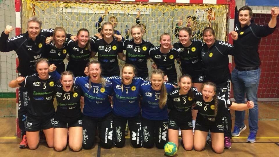 HÅNDBALL-GLEDE: Her er de dyktige håndballjentene fra Oppegård IL. Olivia Lykke Nygaard og Julie Hattestad har spennende dager foran seg.