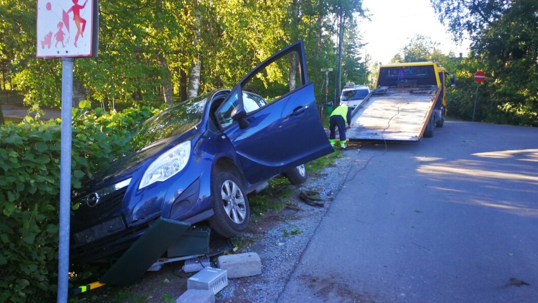 OVERKJØRT: Trafoboksen i Mellomveien ble fullstendig overkjørt, og bilen stod oppå den med hele sin vekt. OVERKJØRT: Trafoboksen i Mellomveien ble fullstendig overkjørt, og bilen stod oppå den med hele sin vekt.