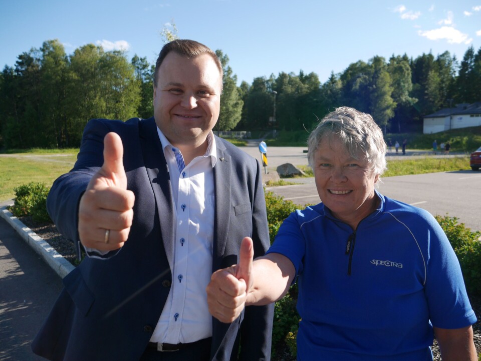 SKOLE + IDRETT = SANT: På grusbanen og i skråningen som du ser bak ordfører Thomas Sjøvold (H) og leder for Oppegård idrettsråd, Nina Vøllestad, skal det bygges ett felles bygg som skal romme en ny ungdomsskole og en ny idrettshall. SKOLE + IDRETT = SANT: På grusbanen og i skråningen som du ser bak ordfører Thomas Sjøvold (H) og leder for Oppegård idrettsråd, Nina Vøllestad, skal det bygges ett felles bygg som skal romme en ny ungdomsskole og en ny idrettshall.